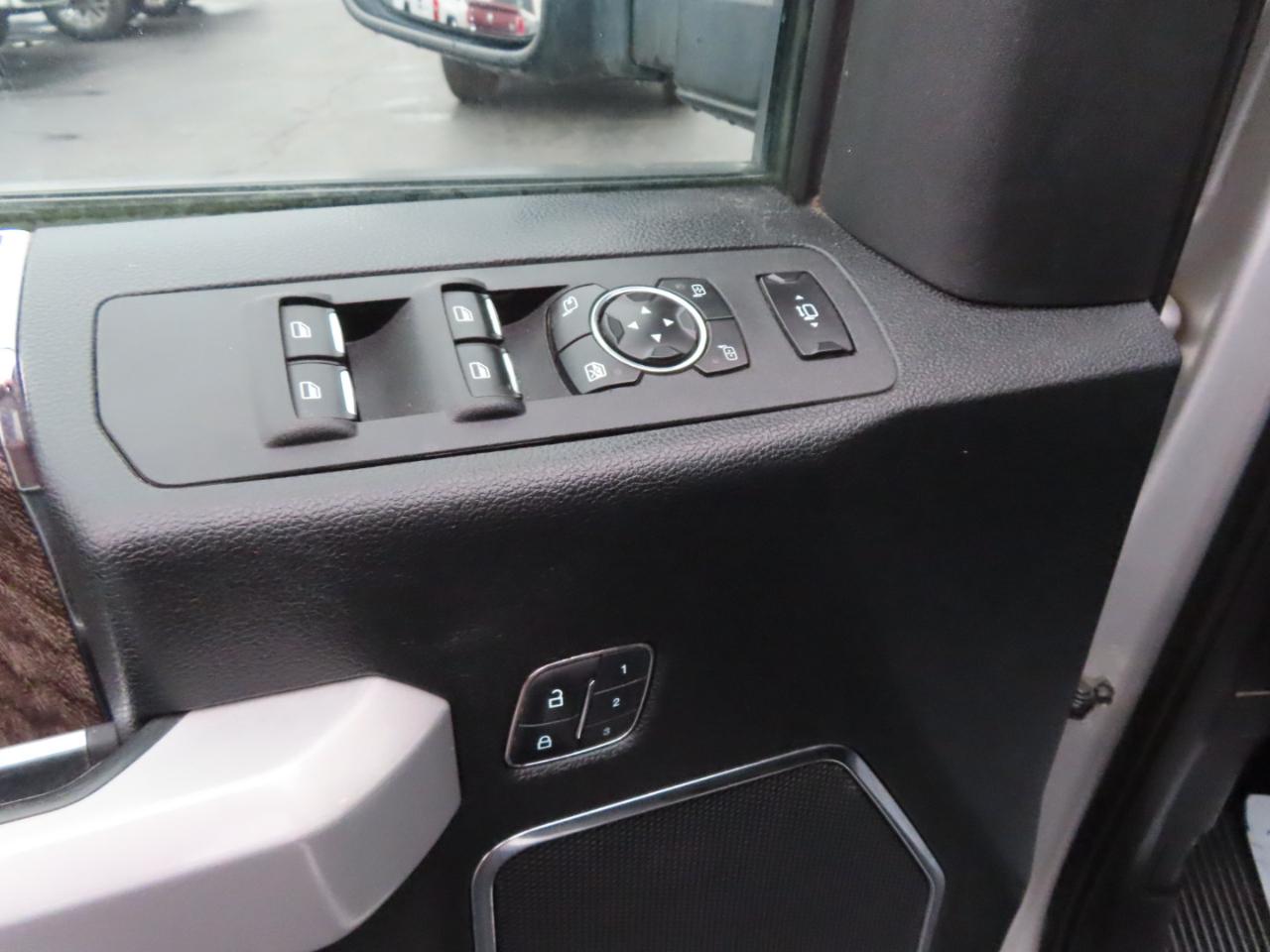 Ford Super Duty F-250 SRW Lariat 4WD Crew Cab 8' Box 2017