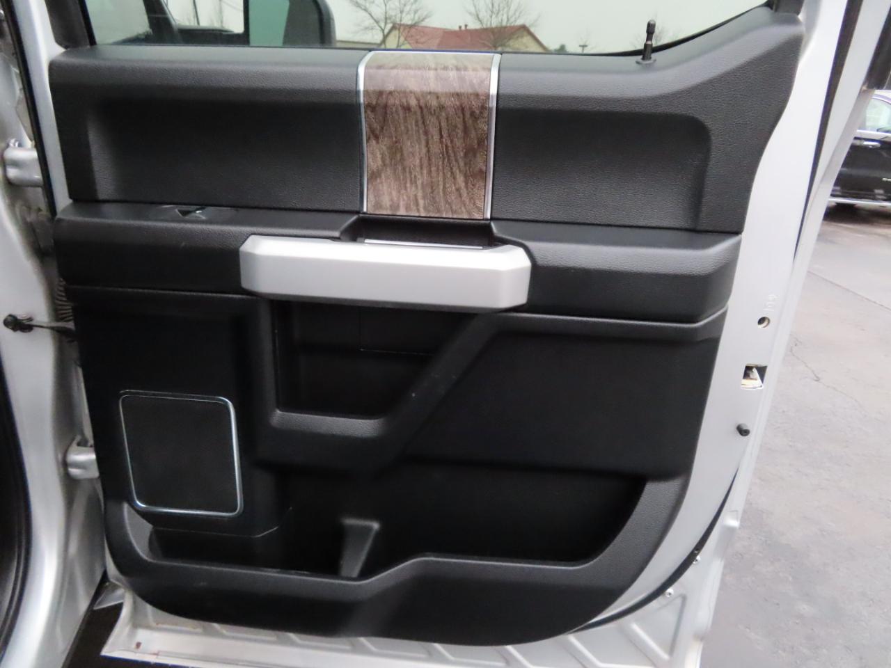 Ford Super Duty F-250 SRW Lariat 4WD Crew Cab 8' Box 2017