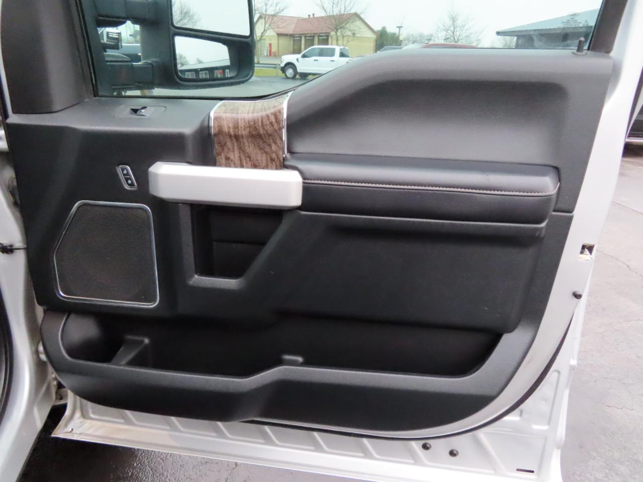 Ford Super Duty F-250 SRW Lariat 4WD Crew Cab 8' Box 2017