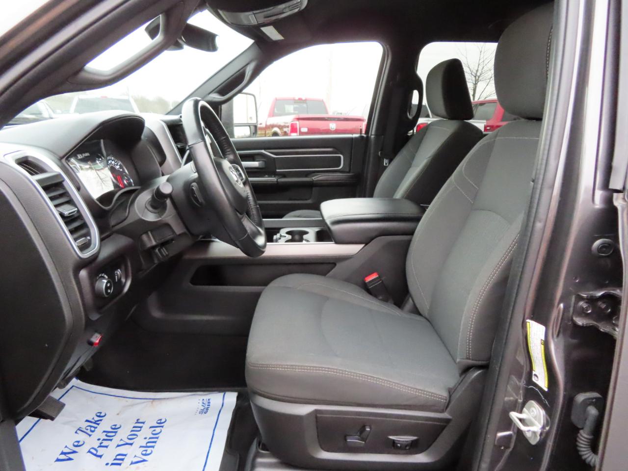 RAM 3500 Big Horn 4x4 Crew Cab 8' Box 2024