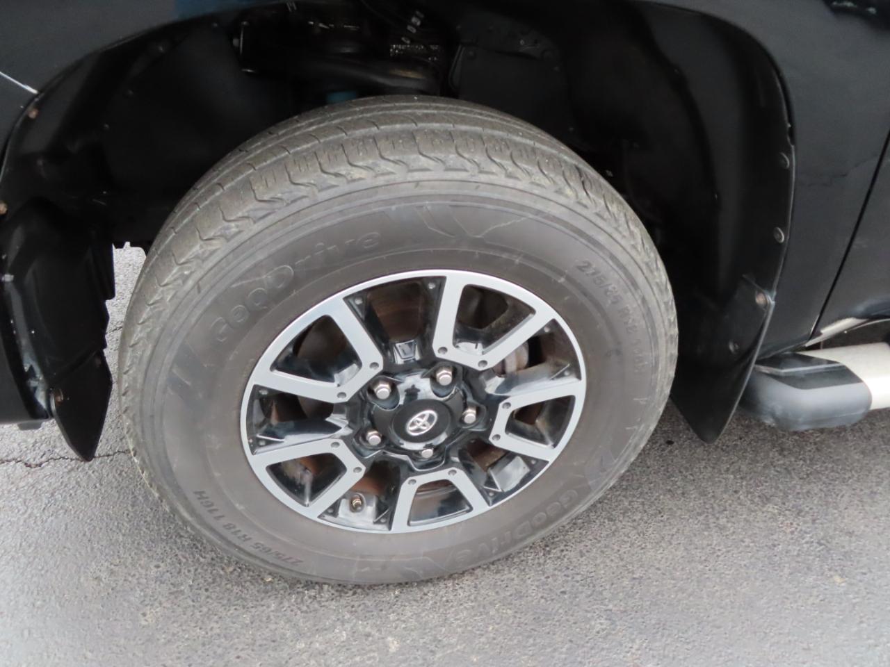 Toyota Tundra 4WD Truck CrewMax 5.7L FFV V8 6-Spd AT SR5 (Natl) 2016