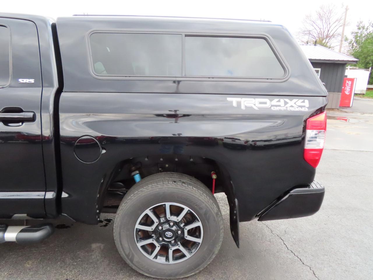 Toyota Tundra 4WD Truck CrewMax 5.7L FFV V8 6-Spd AT SR5 (Natl) 2016