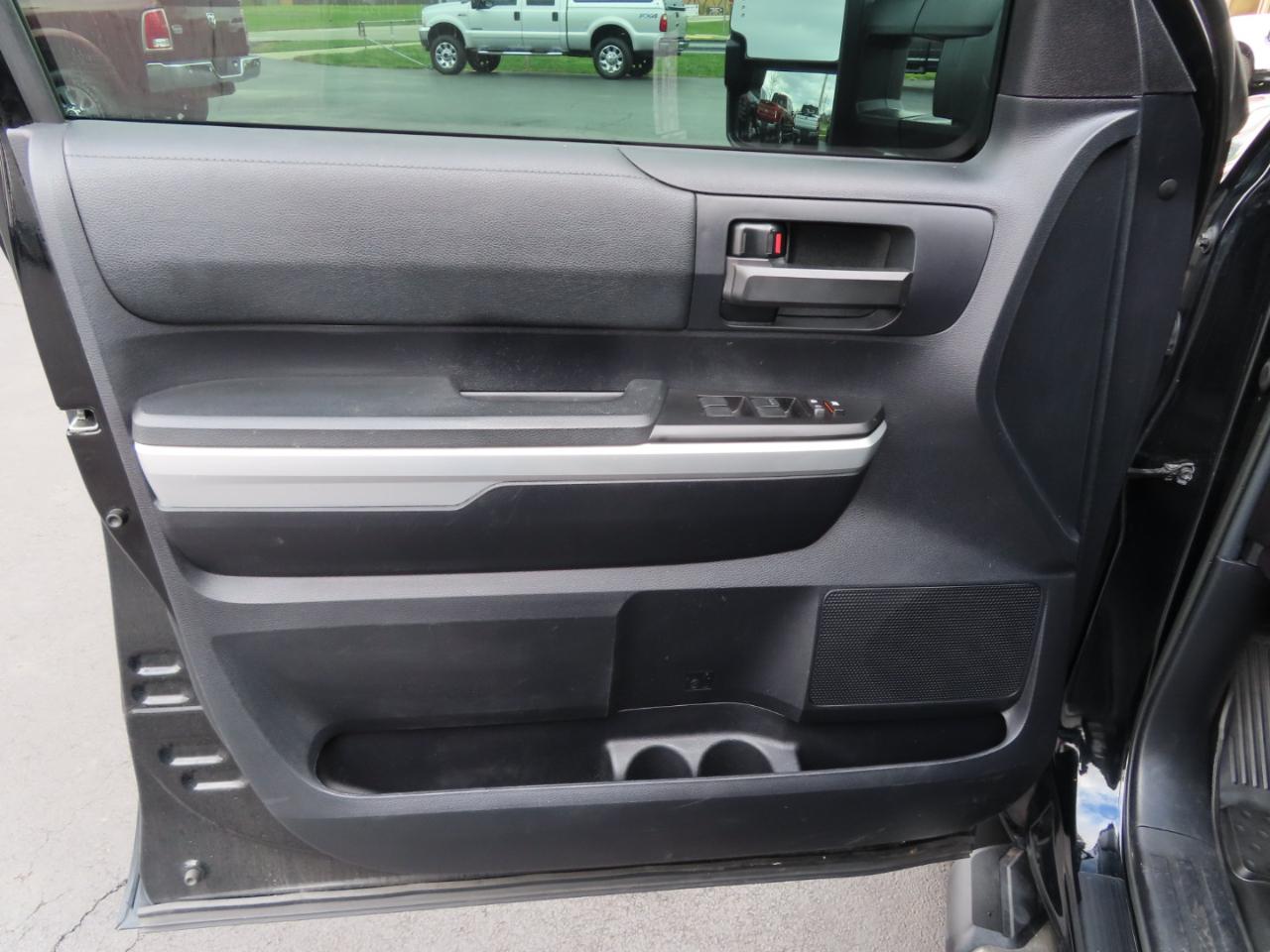 Toyota Tundra 4WD Truck CrewMax 5.7L FFV V8 6-Spd AT SR5 (Natl) 2016