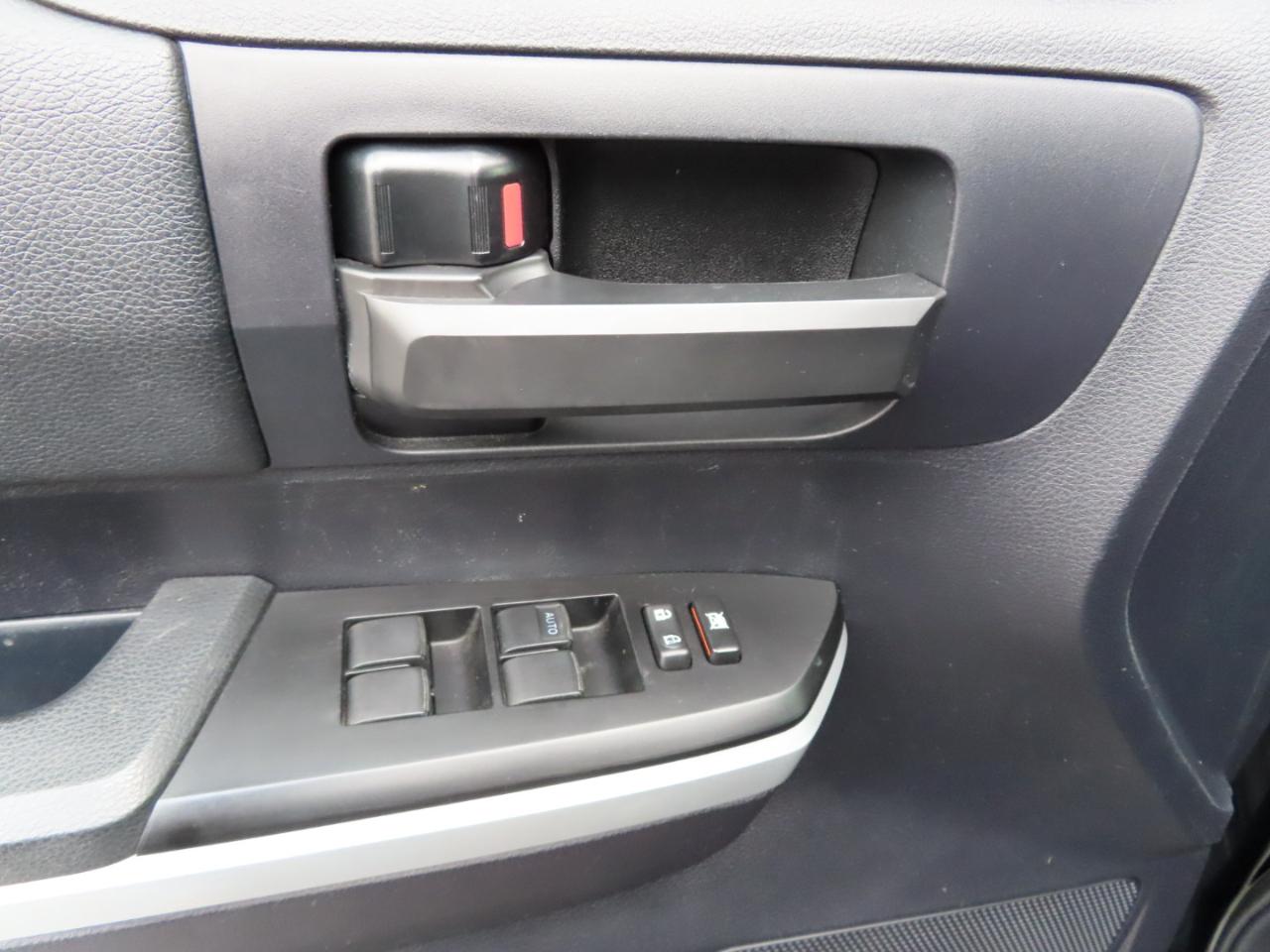 Toyota Tundra 4WD Truck CrewMax 5.7L FFV V8 6-Spd AT SR5 (Natl) 2016