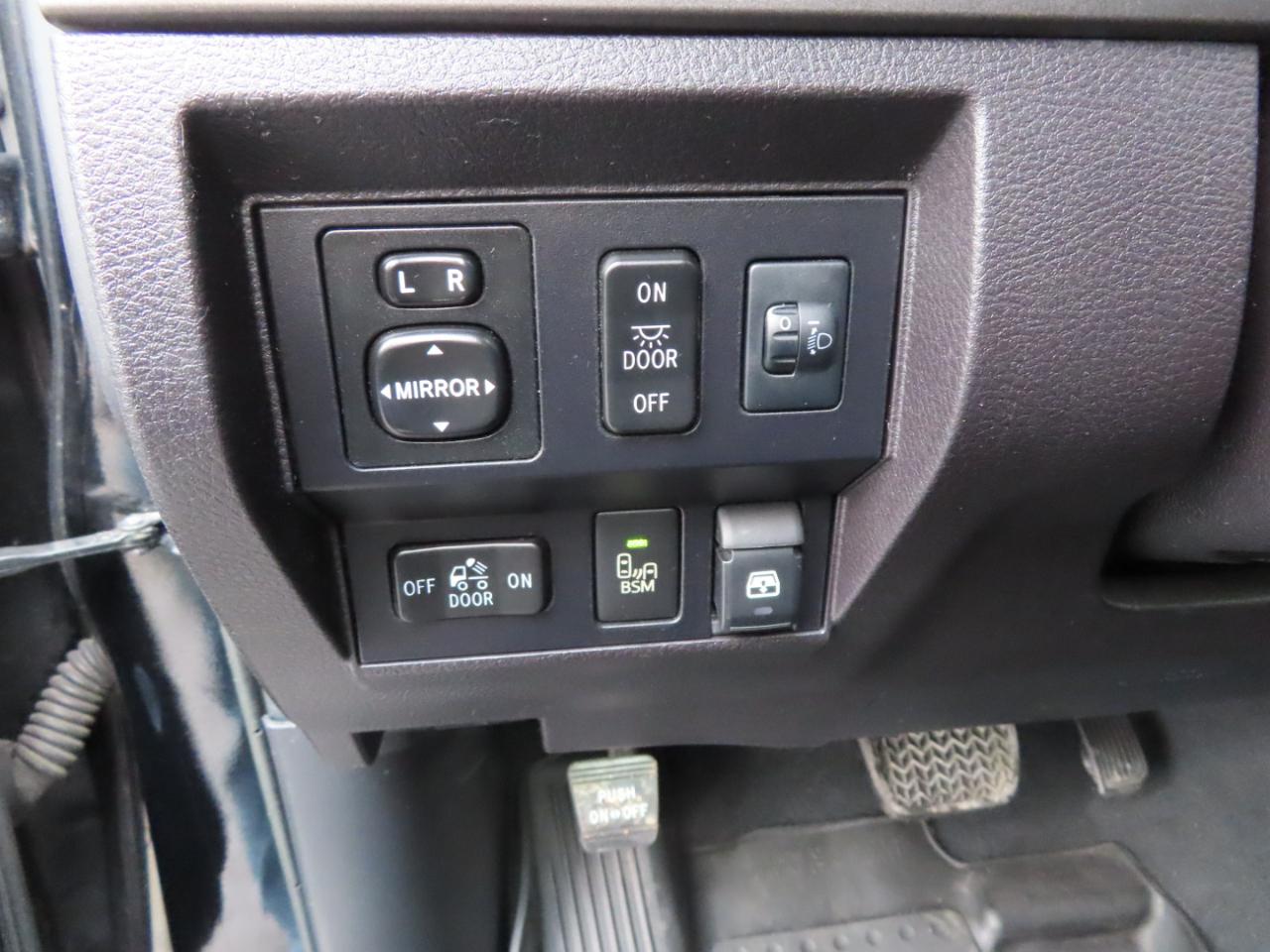 Toyota Tundra 4WD Truck CrewMax 5.7L FFV V8 6-Spd AT SR5 (Natl) 2016