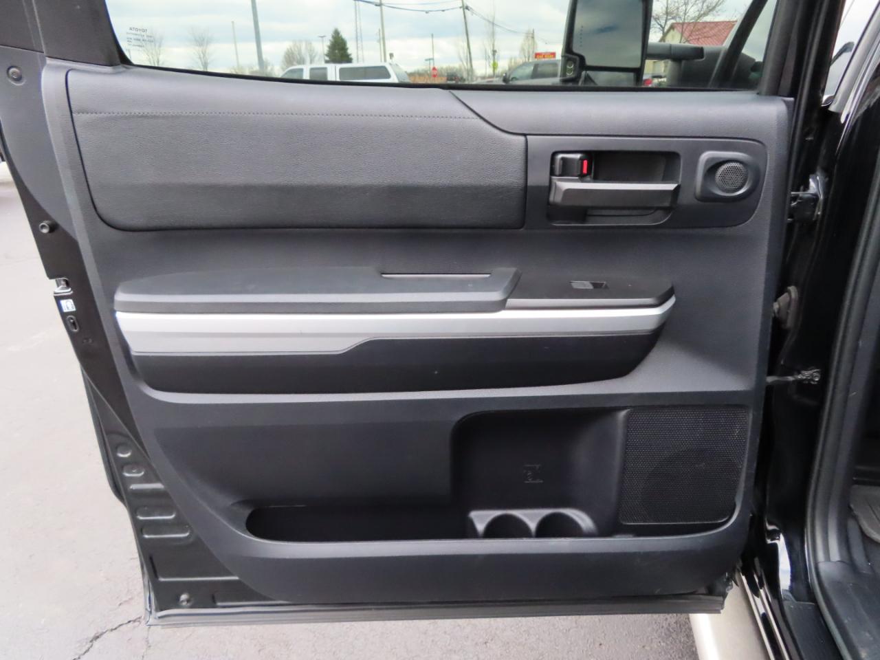 Toyota Tundra 4WD Truck CrewMax 5.7L FFV V8 6-Spd AT SR5 (Natl) 2016