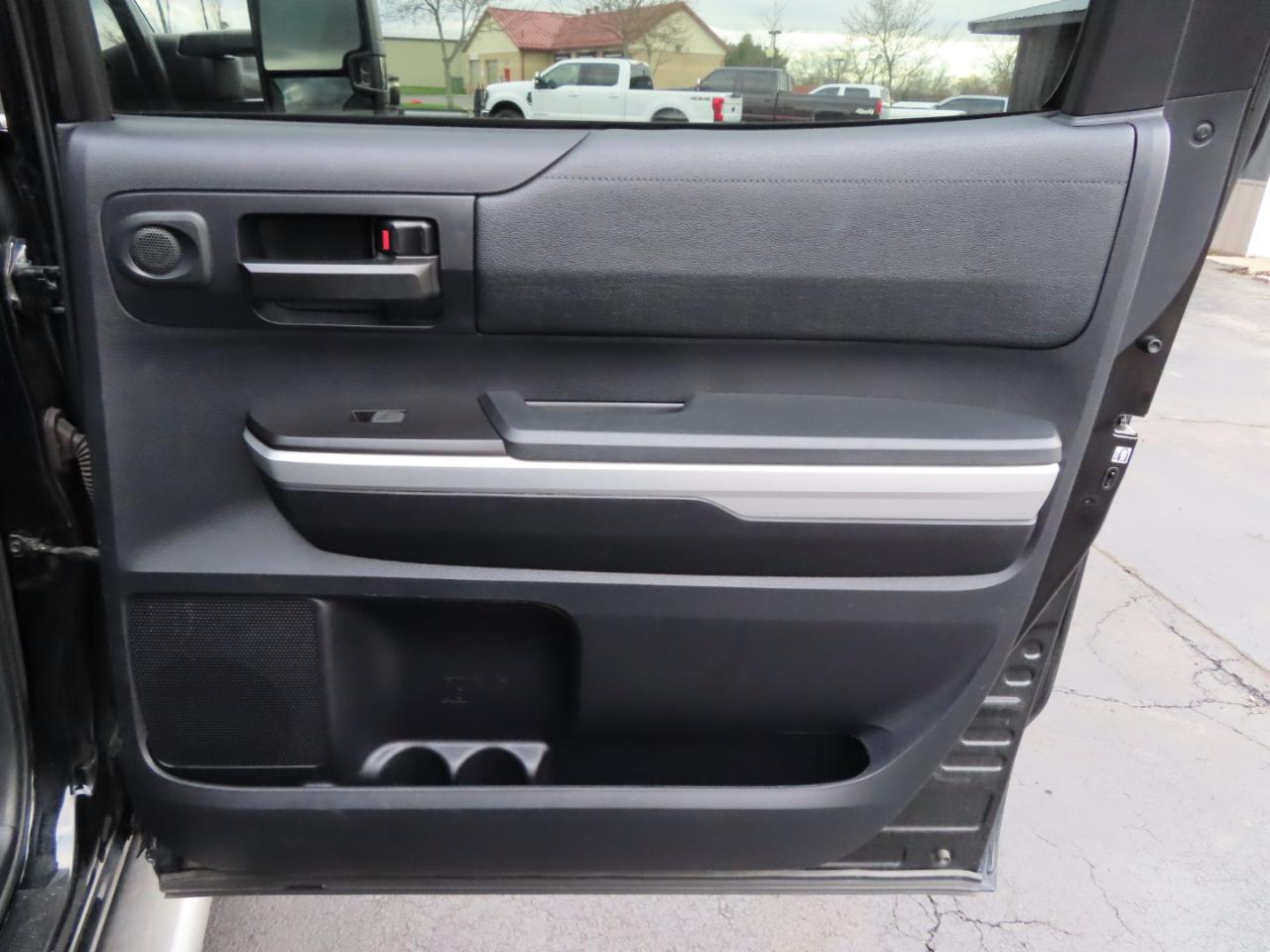 Toyota Tundra 4WD Truck CrewMax 5.7L FFV V8 6-Spd AT SR5 (Natl) 2016