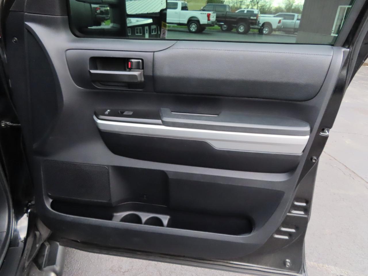 Toyota Tundra 4WD Truck CrewMax 5.7L FFV V8 6-Spd AT SR5 (Natl) 2016