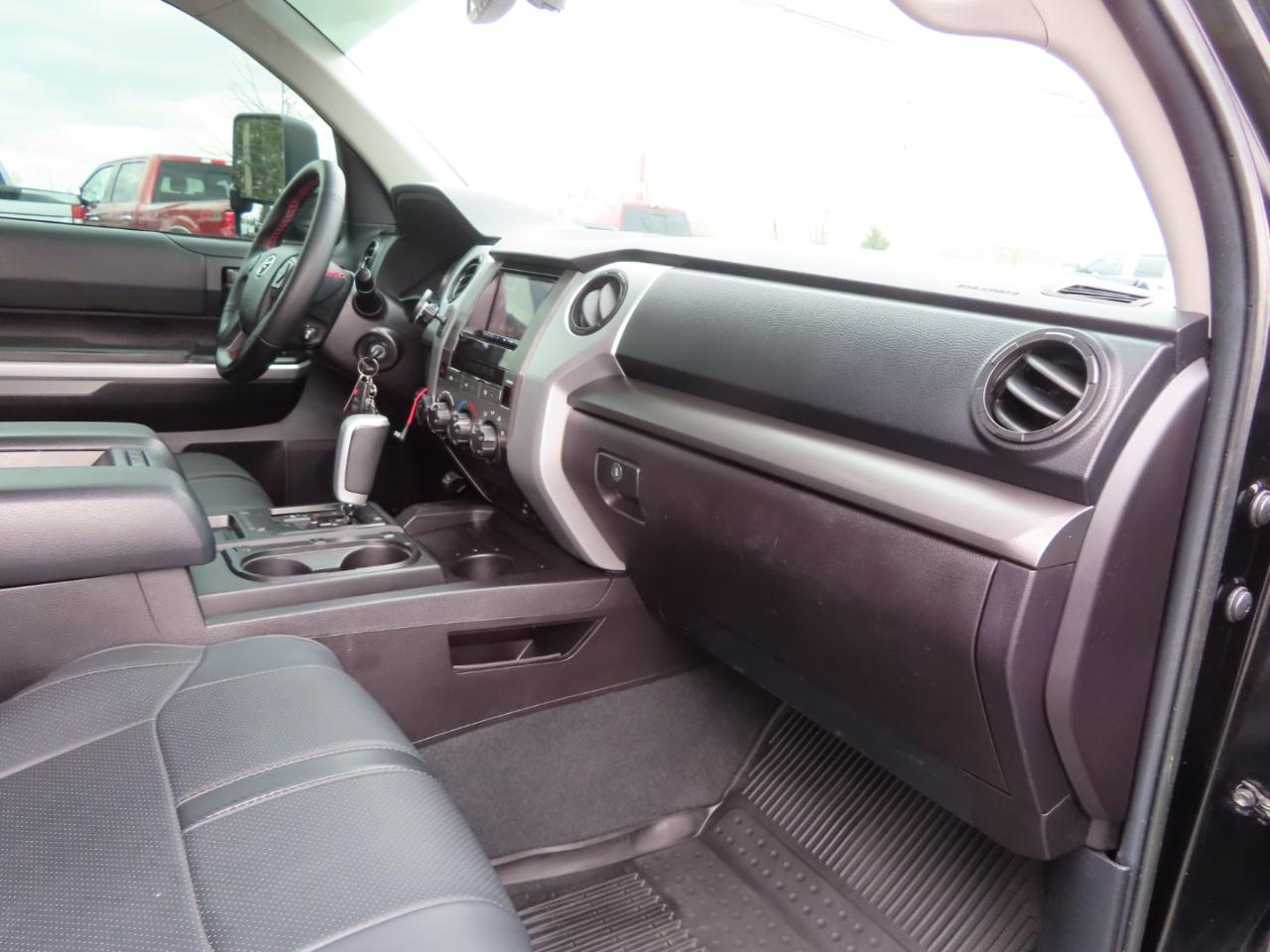 Toyota Tundra 4WD Truck CrewMax 5.7L FFV V8 6-Spd AT SR5 (Natl) 2016