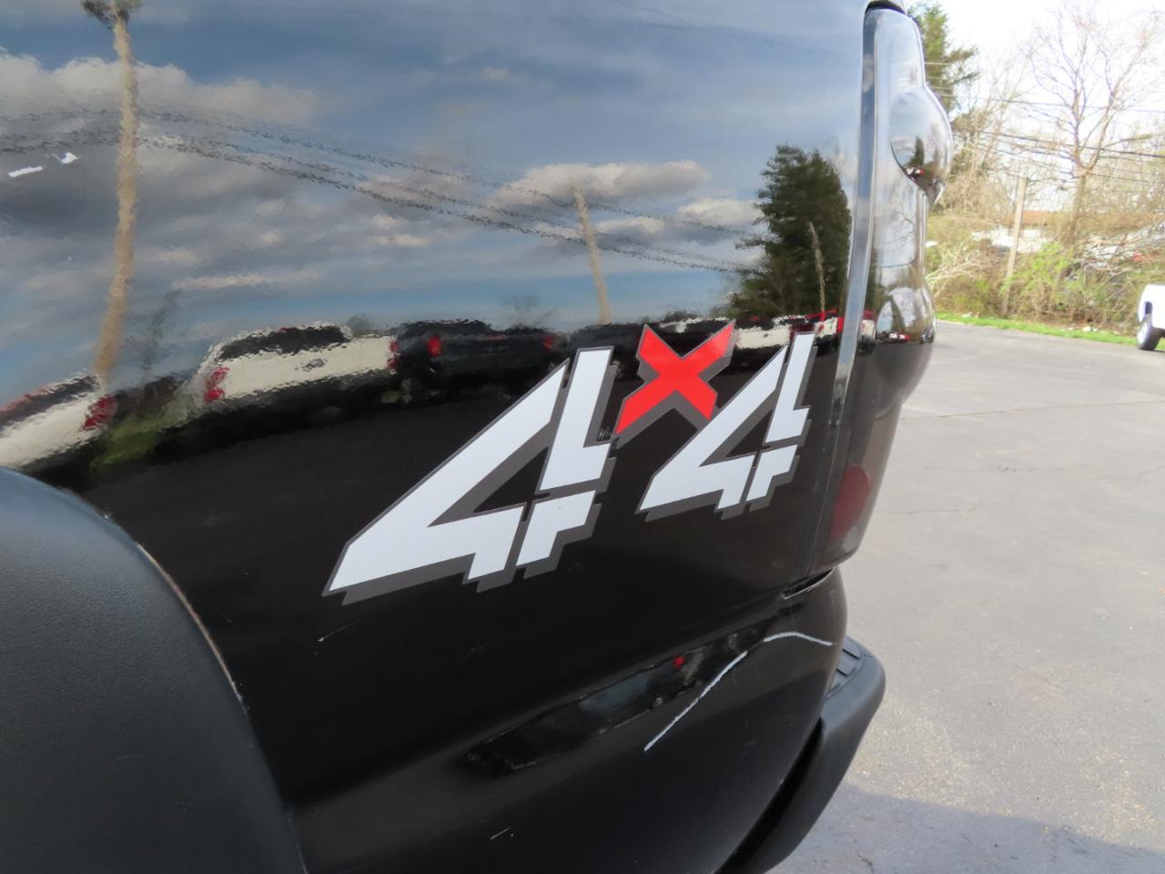 Chevrolet Silverado 2500HD Crew Cab 153" WB 4WD LT 2005