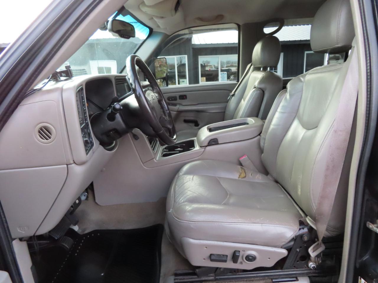 Chevrolet Silverado 2500HD Crew Cab 153" WB 4WD LT 2005