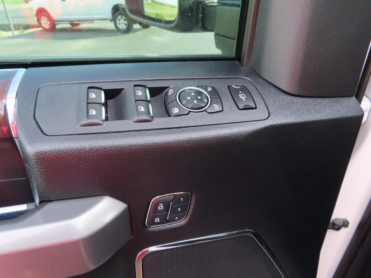 Ford Super Duty F-250 SRW Platinum 4WD Crew Cab 6.75' Box 2017