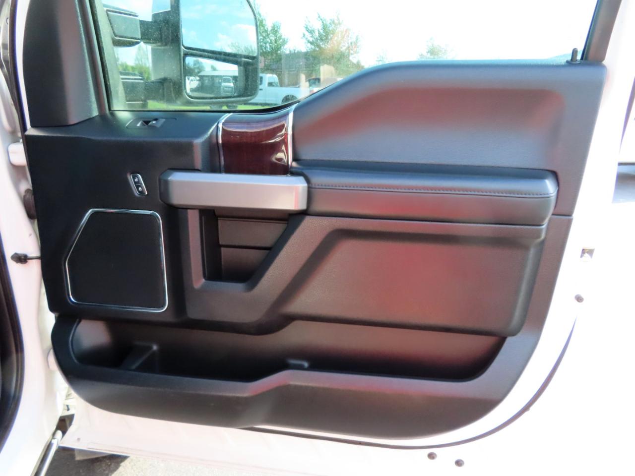 Ford Super Duty F-250 SRW Platinum 4WD Crew Cab 6.75' Box 2017