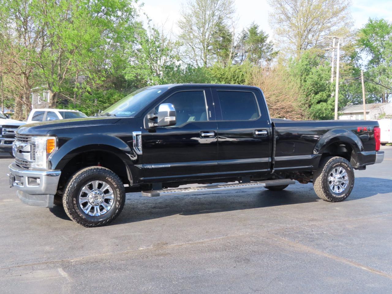 Ford Super Duty F-350 SRW XLT 4WD Crew Cab 8' Box 2017