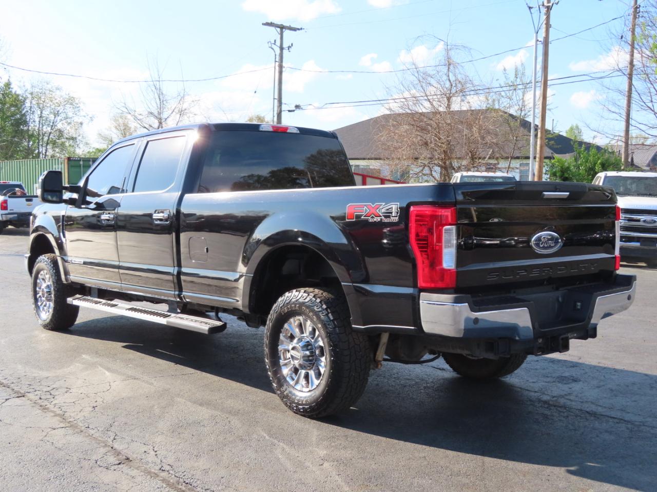 Ford Super Duty F-350 SRW XLT 4WD Crew Cab 8' Box 2017