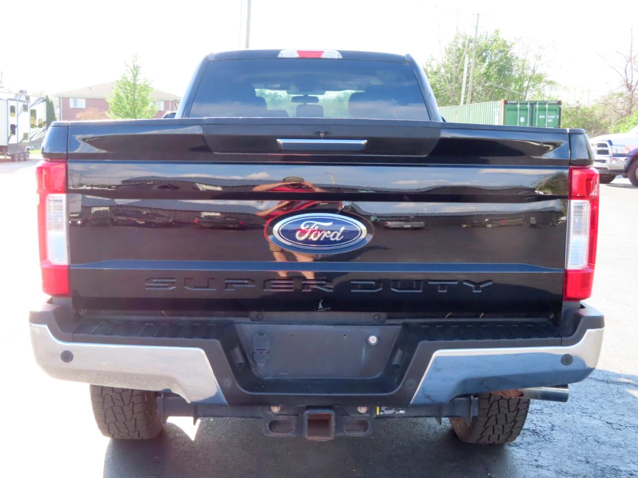 Ford Super Duty F-350 SRW XLT 4WD Crew Cab 8' Box 2017