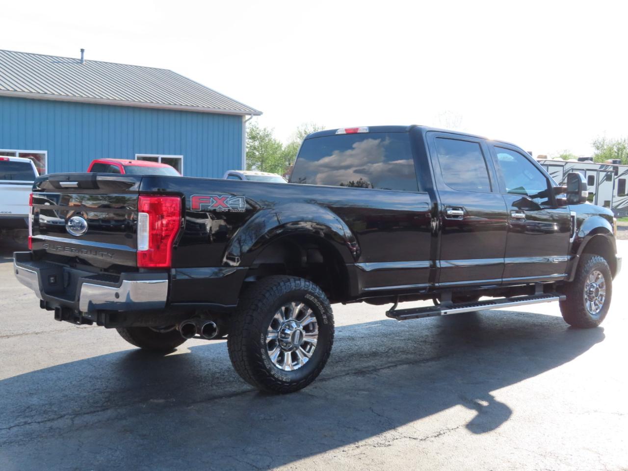 Ford Super Duty F-350 SRW XLT 4WD Crew Cab 8' Box 2017