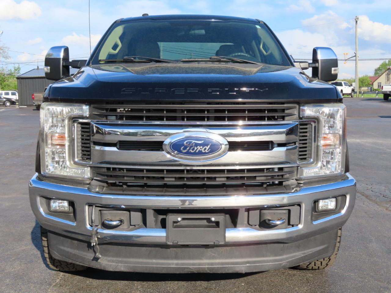 Ford Super Duty F-350 SRW XLT 4WD Crew Cab 8' Box 2017