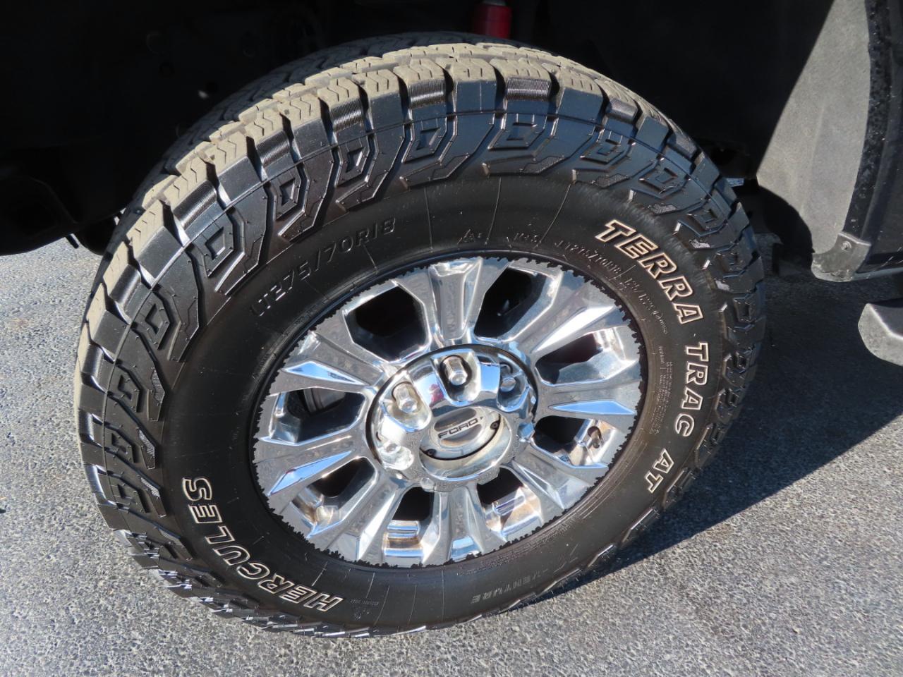 Ford Super Duty F-350 SRW XLT 4WD Crew Cab 8' Box 2017