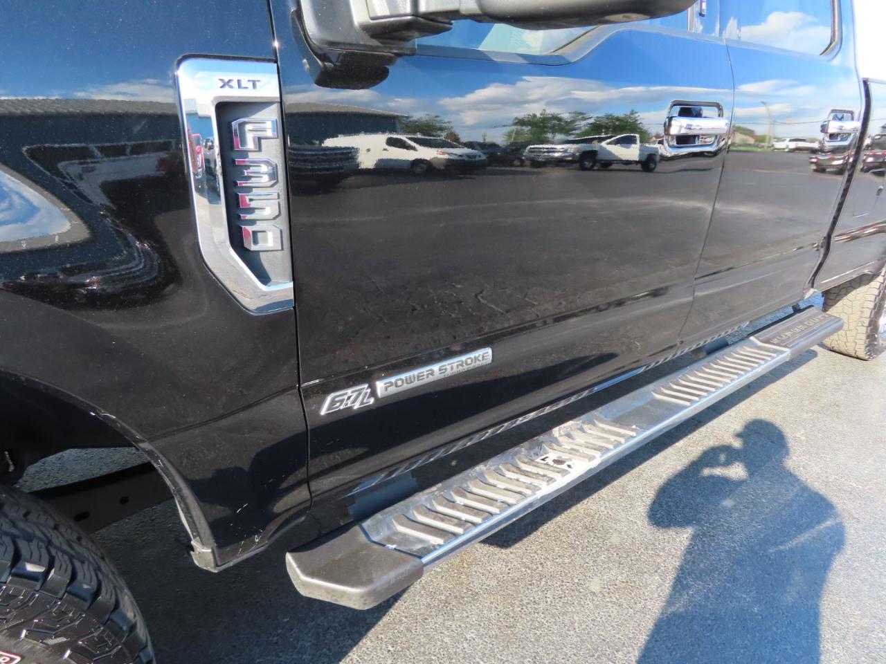 Ford Super Duty F-350 SRW XLT 4WD Crew Cab 8' Box 2017