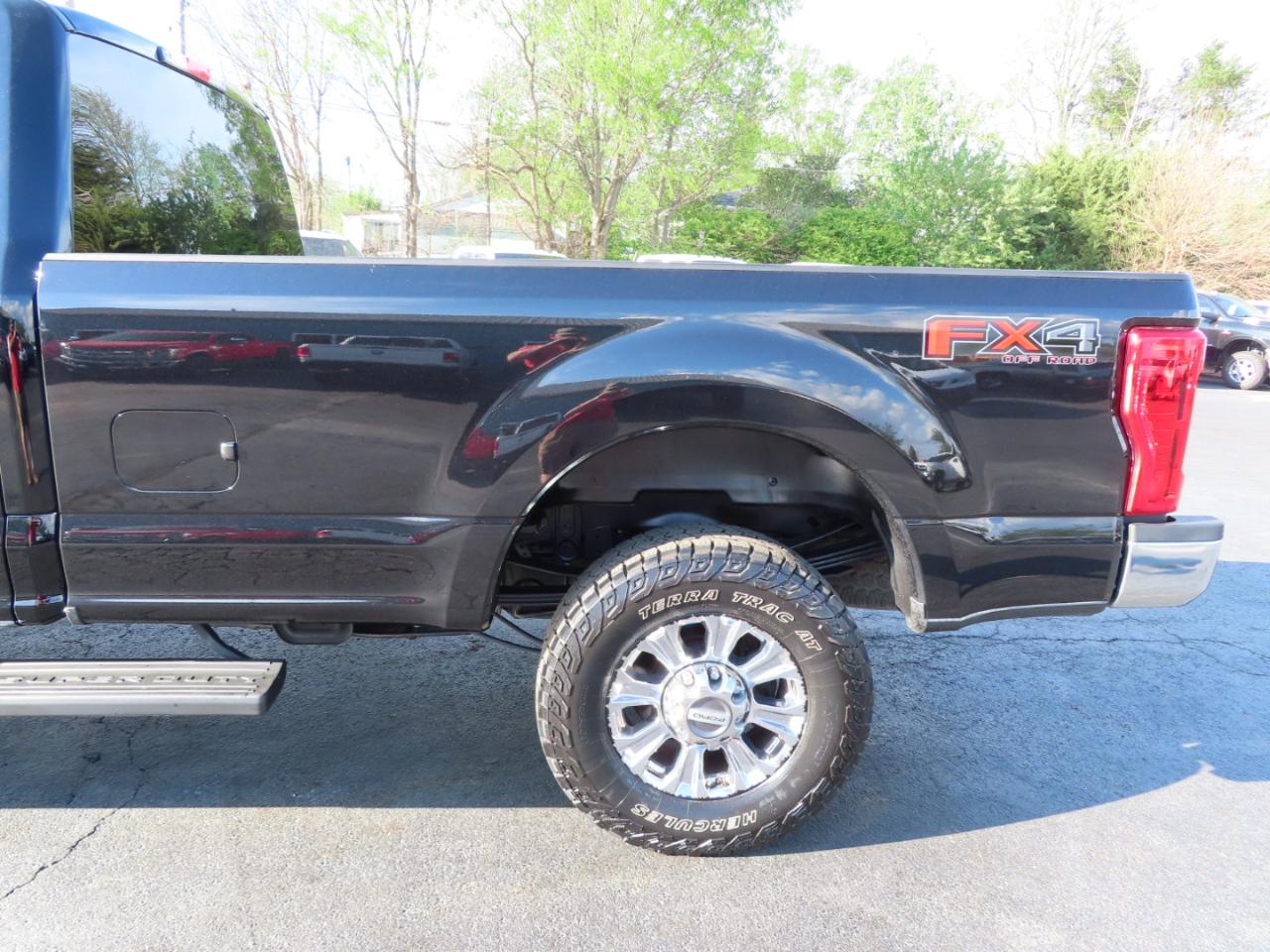 Ford Super Duty F-350 SRW XLT 4WD Crew Cab 8' Box 2017