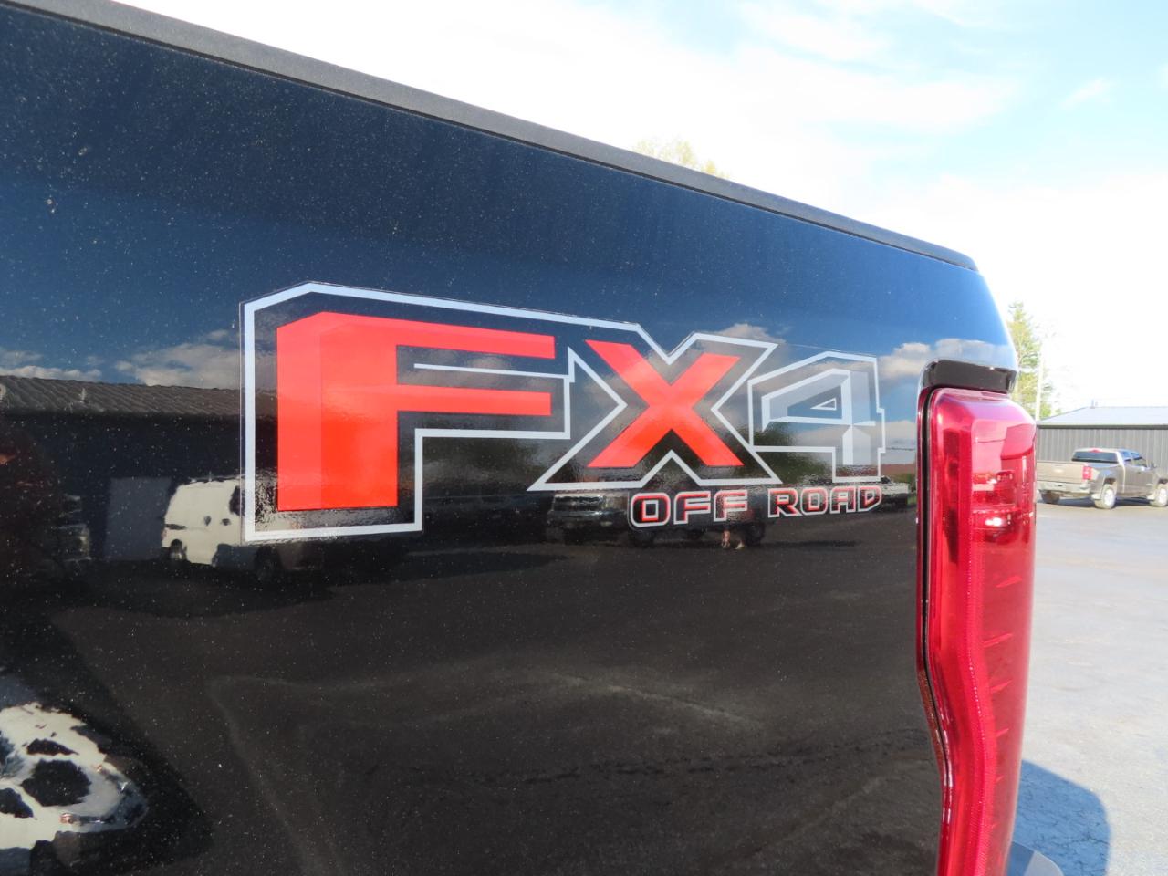 Ford Super Duty F-350 SRW XLT 4WD Crew Cab 8' Box 2017