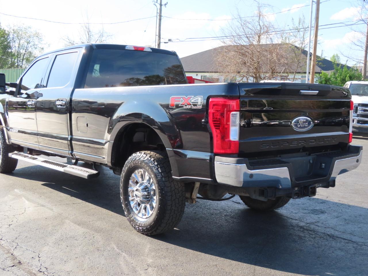 Ford Super Duty F-350 SRW XLT 4WD Crew Cab 8' Box 2017