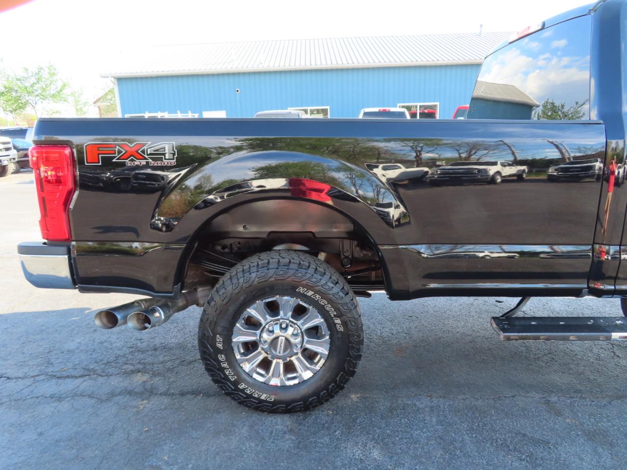 Ford Super Duty F-350 SRW XLT 4WD Crew Cab 8' Box 2017