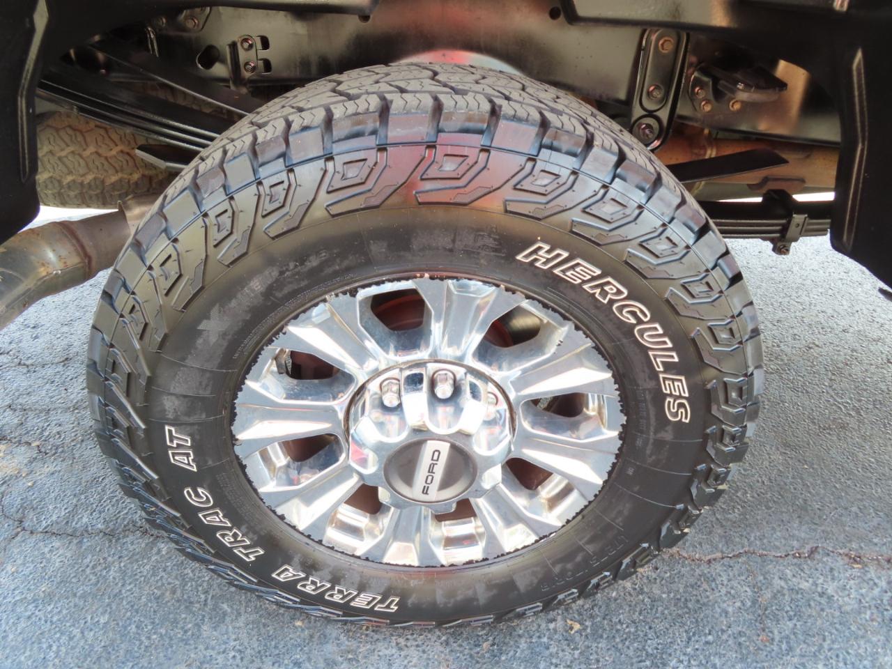 Ford Super Duty F-350 SRW XLT 4WD Crew Cab 8' Box 2017