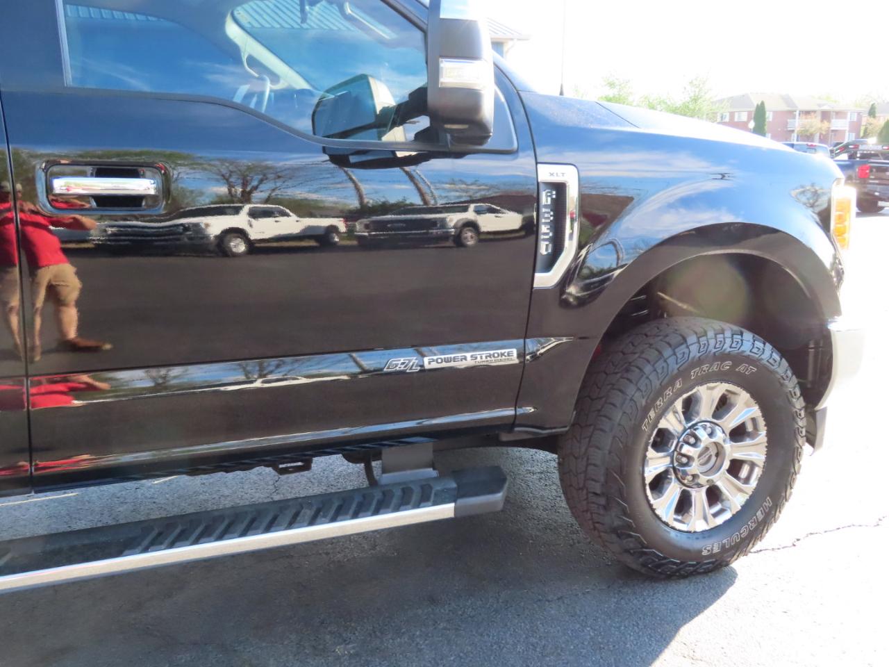 Ford Super Duty F-350 SRW XLT 4WD Crew Cab 8' Box 2017