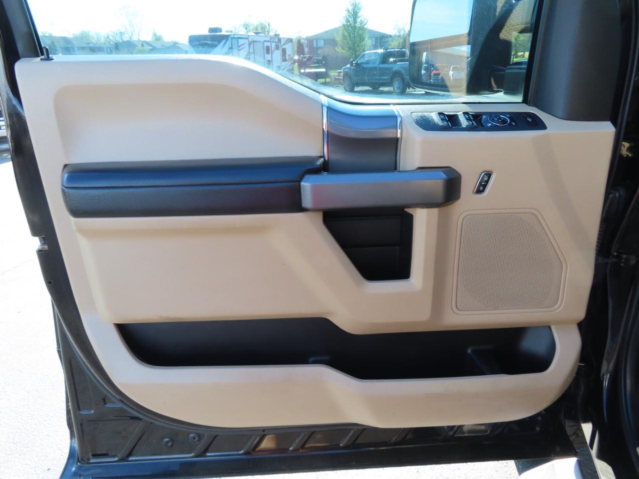 Ford Super Duty F-350 SRW XLT 4WD Crew Cab 8' Box 2017