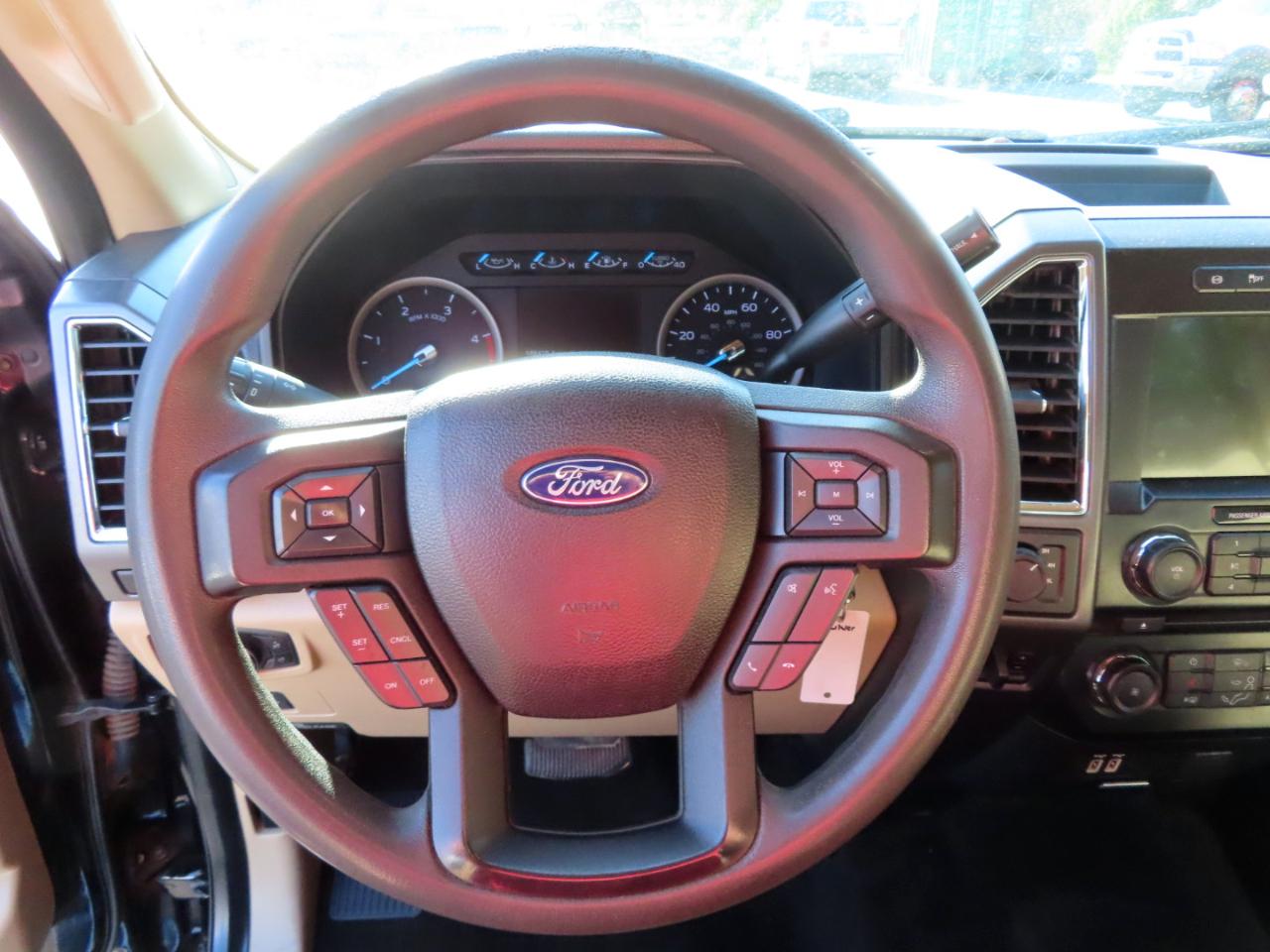 Ford Super Duty F-350 SRW XLT 4WD Crew Cab 8' Box 2017