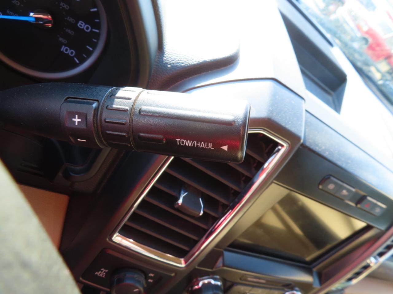 Ford Super Duty F-350 SRW XLT 4WD Crew Cab 8' Box 2017