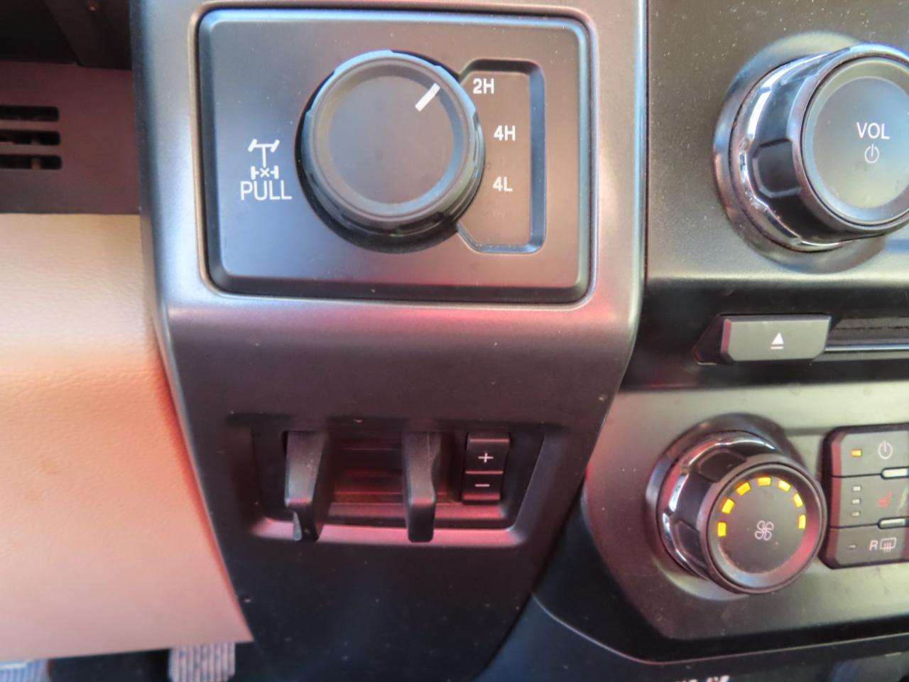 Ford Super Duty F-350 SRW XLT 4WD Crew Cab 8' Box 2017