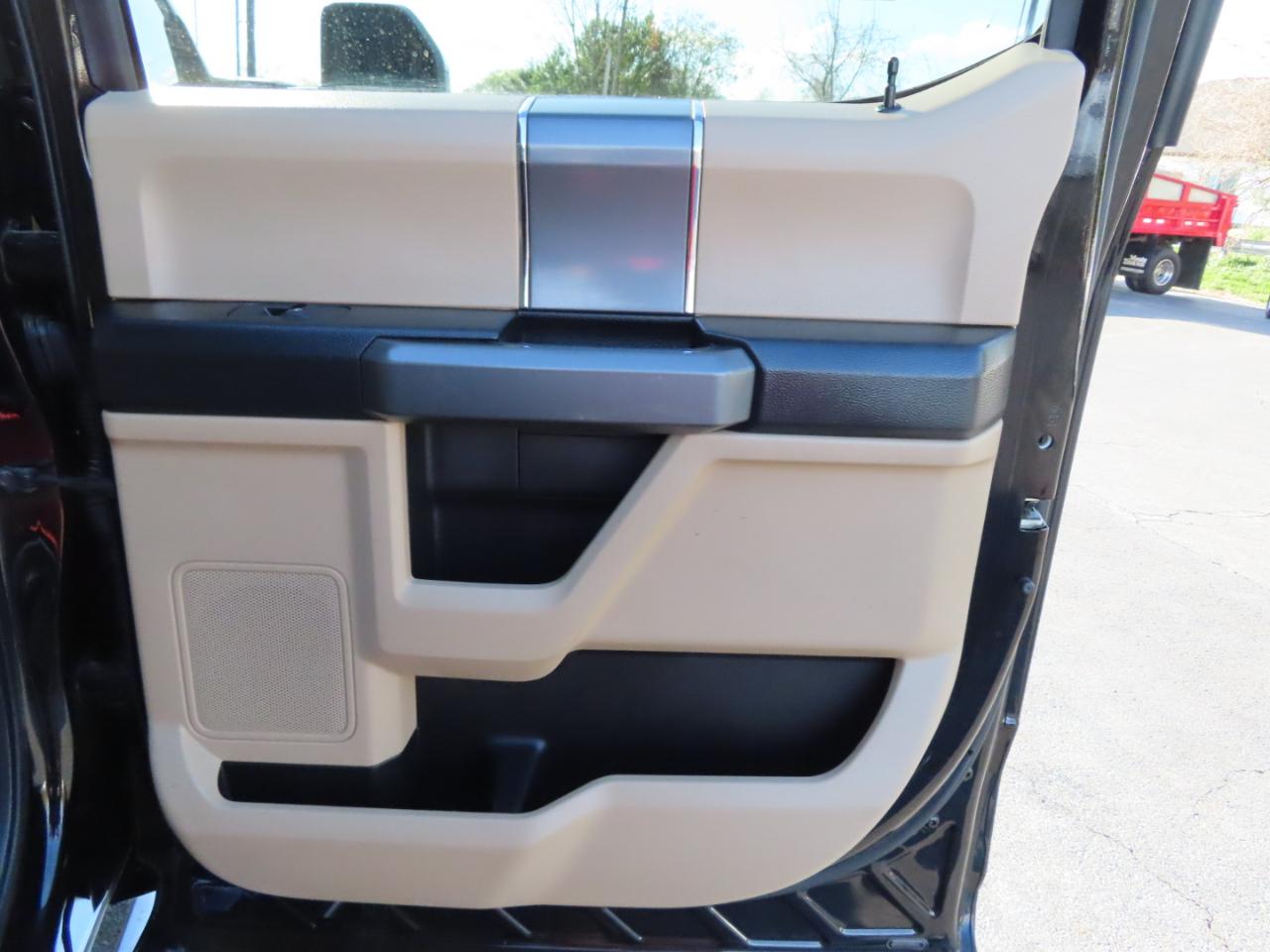 Ford Super Duty F-350 SRW XLT 4WD Crew Cab 8' Box 2017