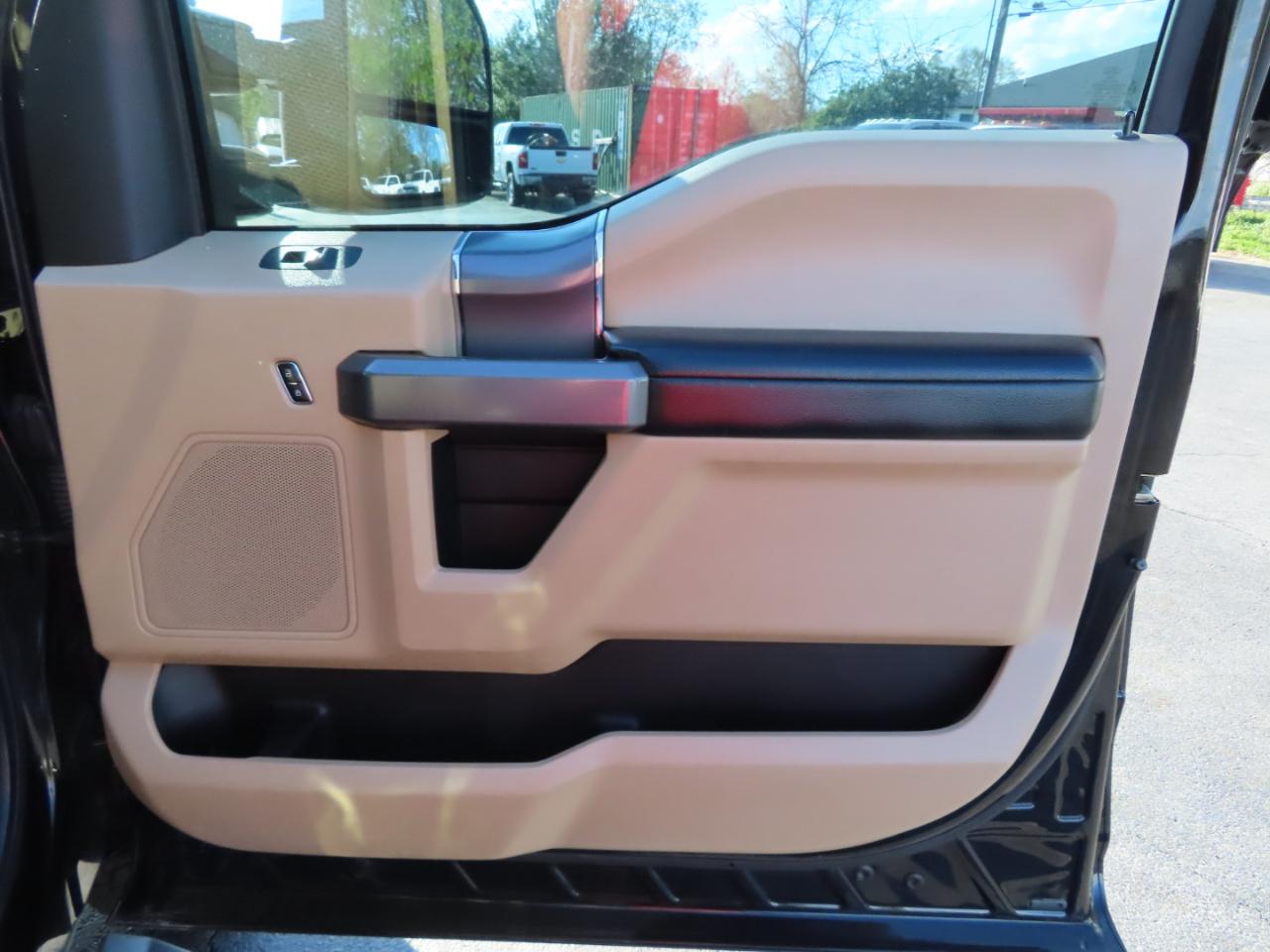 Ford Super Duty F-350 SRW XLT 4WD Crew Cab 8' Box 2017