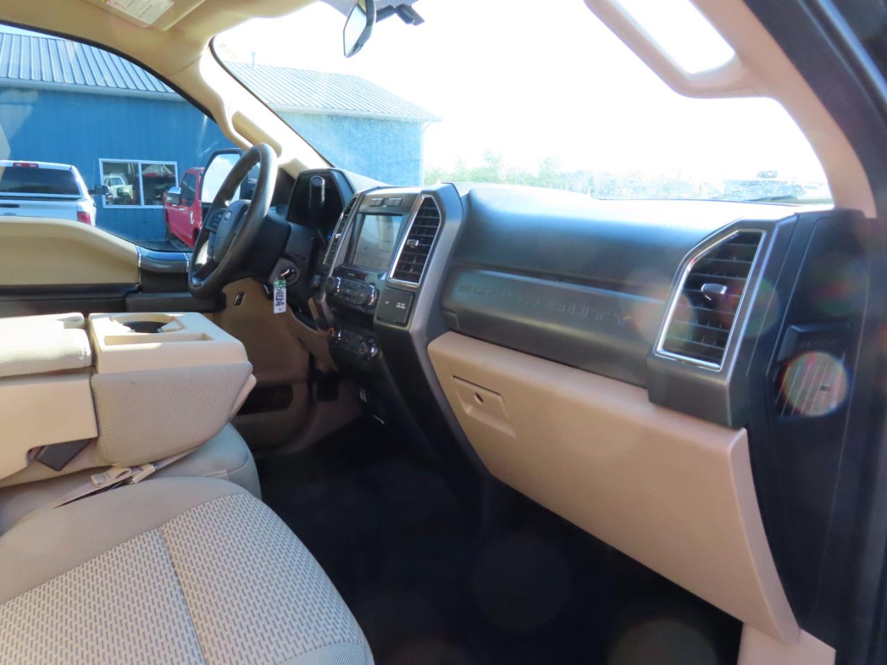 Ford Super Duty F-350 SRW XLT 4WD Crew Cab 8' Box 2017