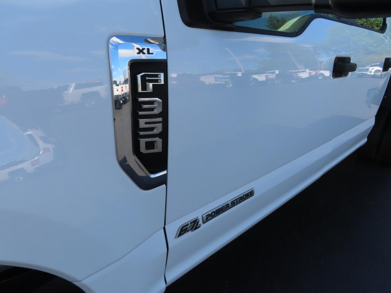 Ford Super Duty F-350 DRW XL 4WD Crew Cab 179" WB 60" CA 2019