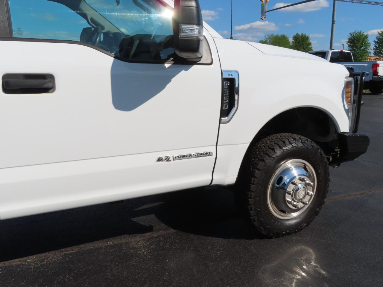 Ford Super Duty F-350 DRW XL 4WD Crew Cab 179" WB 60" CA 2019