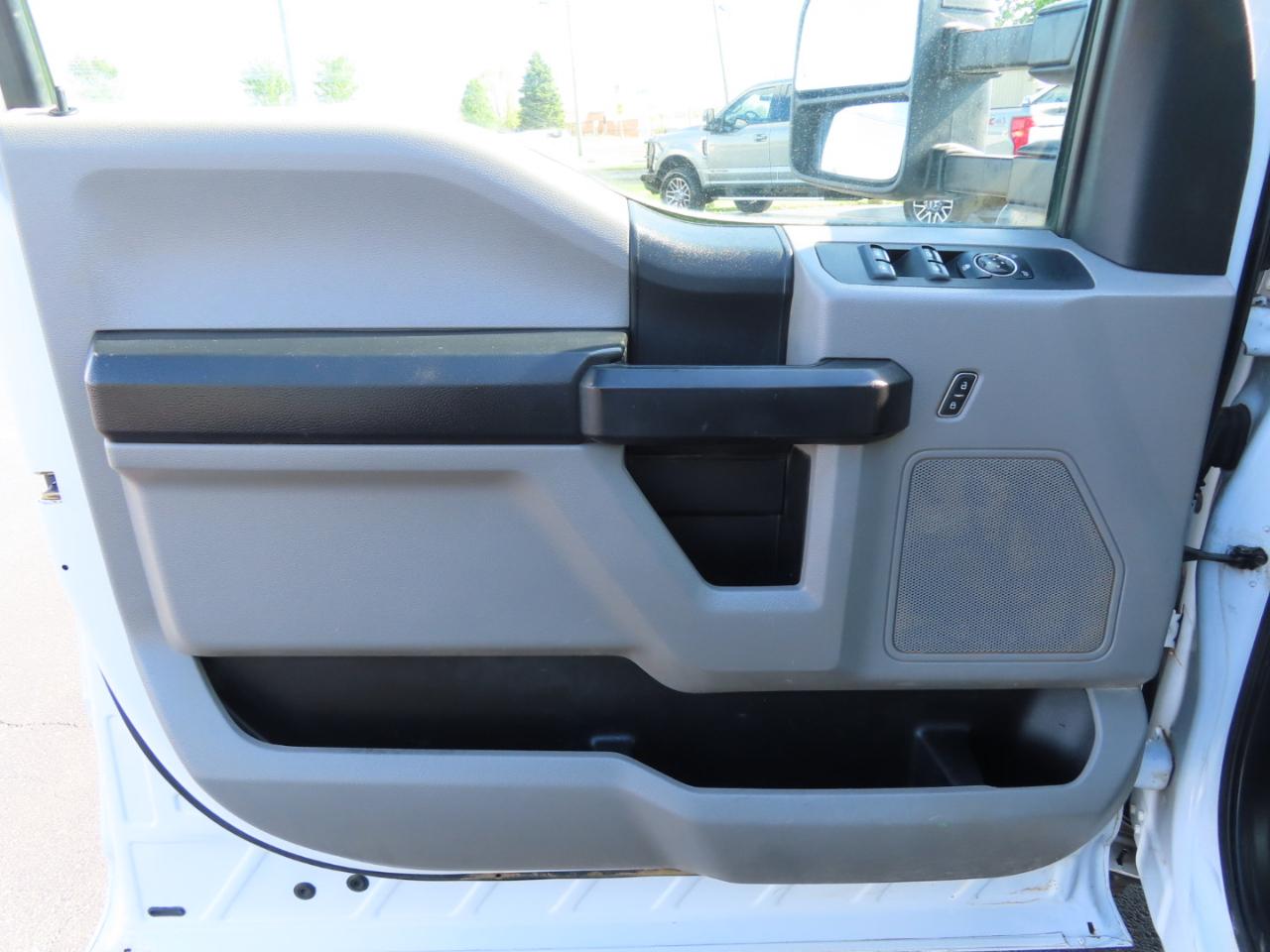 Ford Super Duty F-350 DRW XL 4WD Crew Cab 179" WB 60" CA 2019