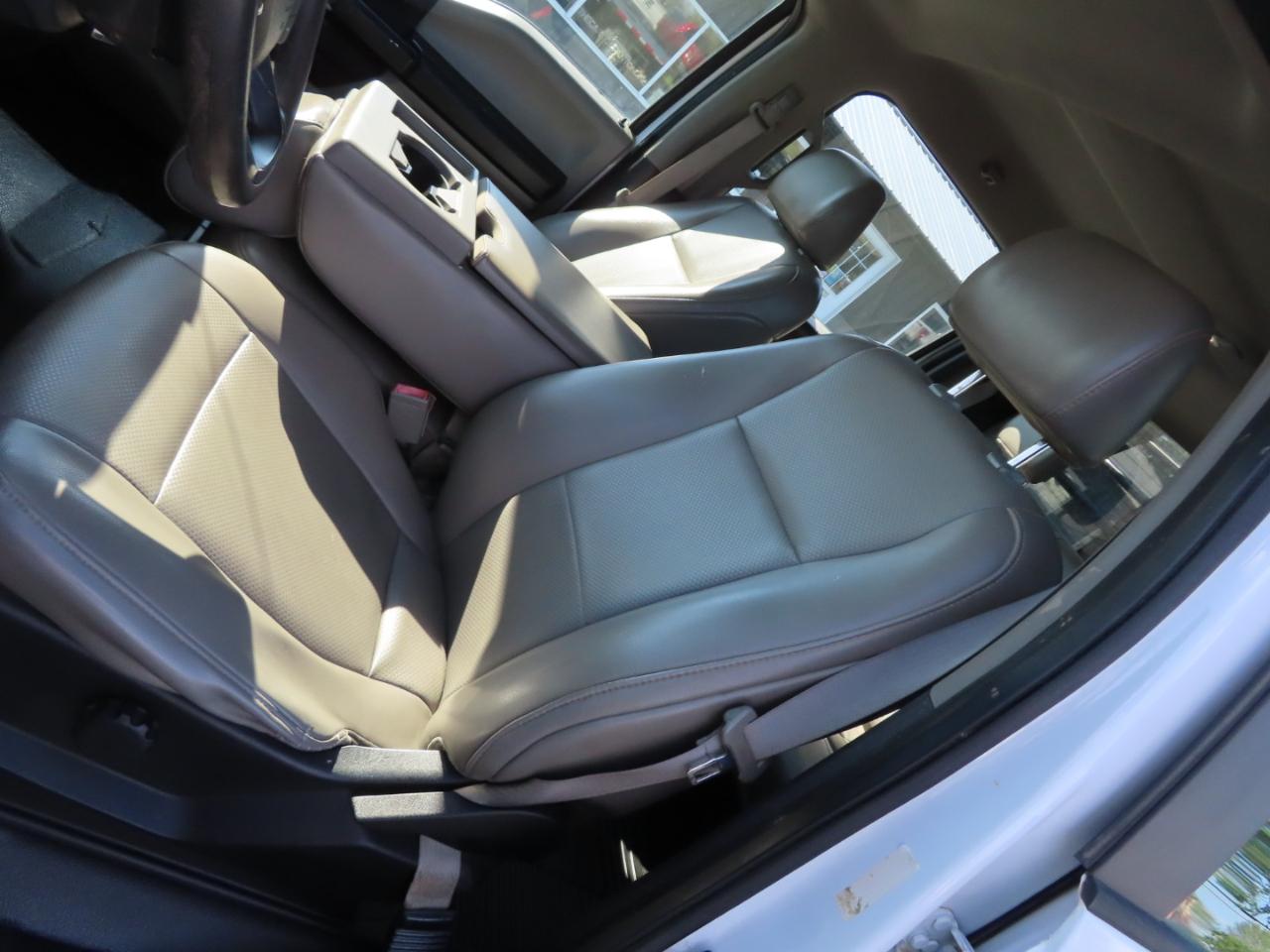 Ford Super Duty F-350 DRW XL 4WD Crew Cab 179" WB 60" CA 2019