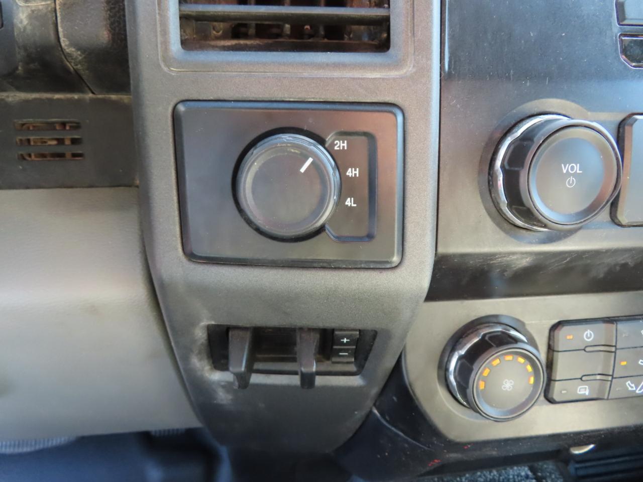 Ford Super Duty F-350 DRW XL 4WD Crew Cab 179" WB 60" CA 2019