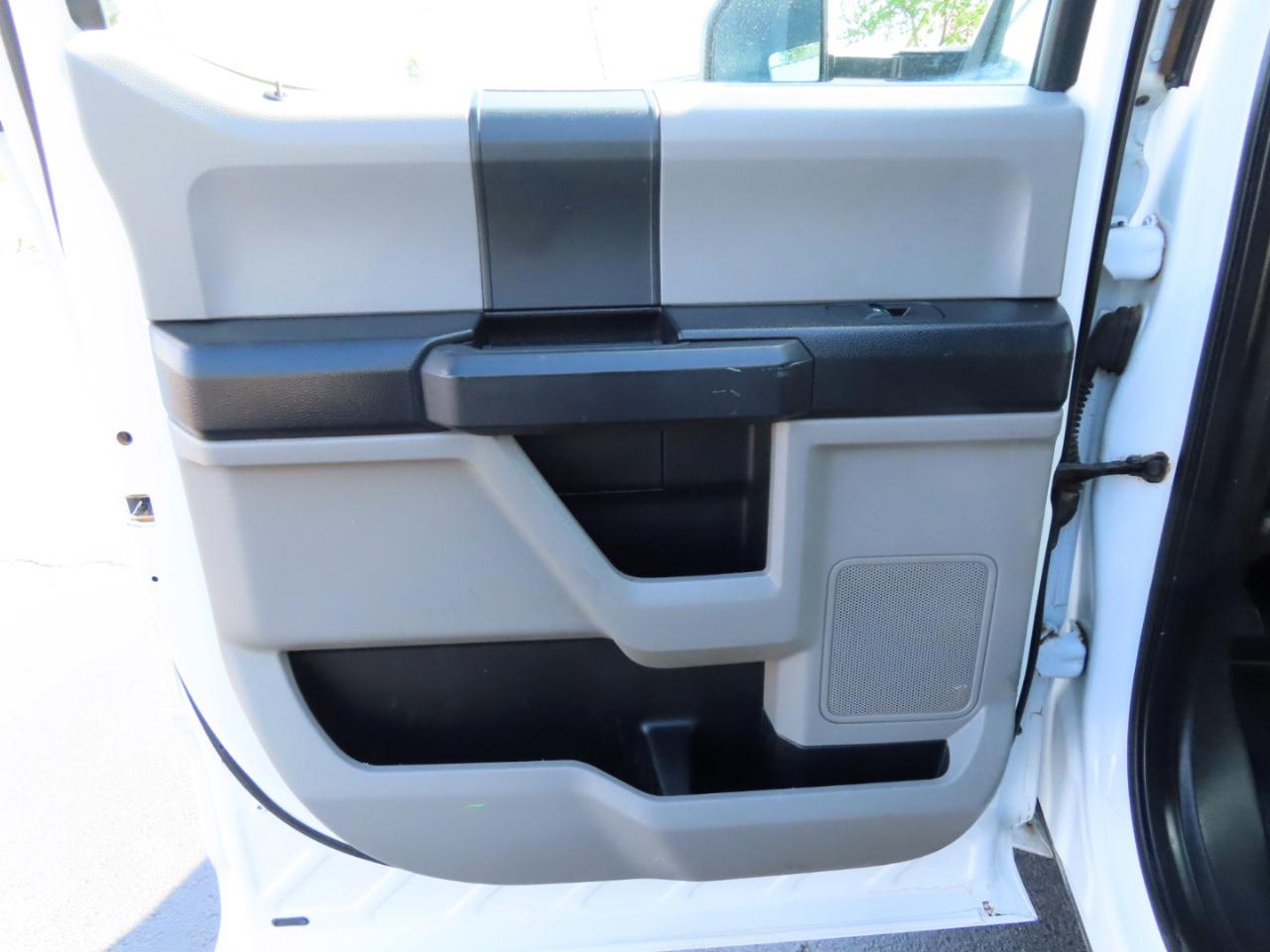 Ford Super Duty F-350 DRW XL 4WD Crew Cab 179" WB 60" CA 2019