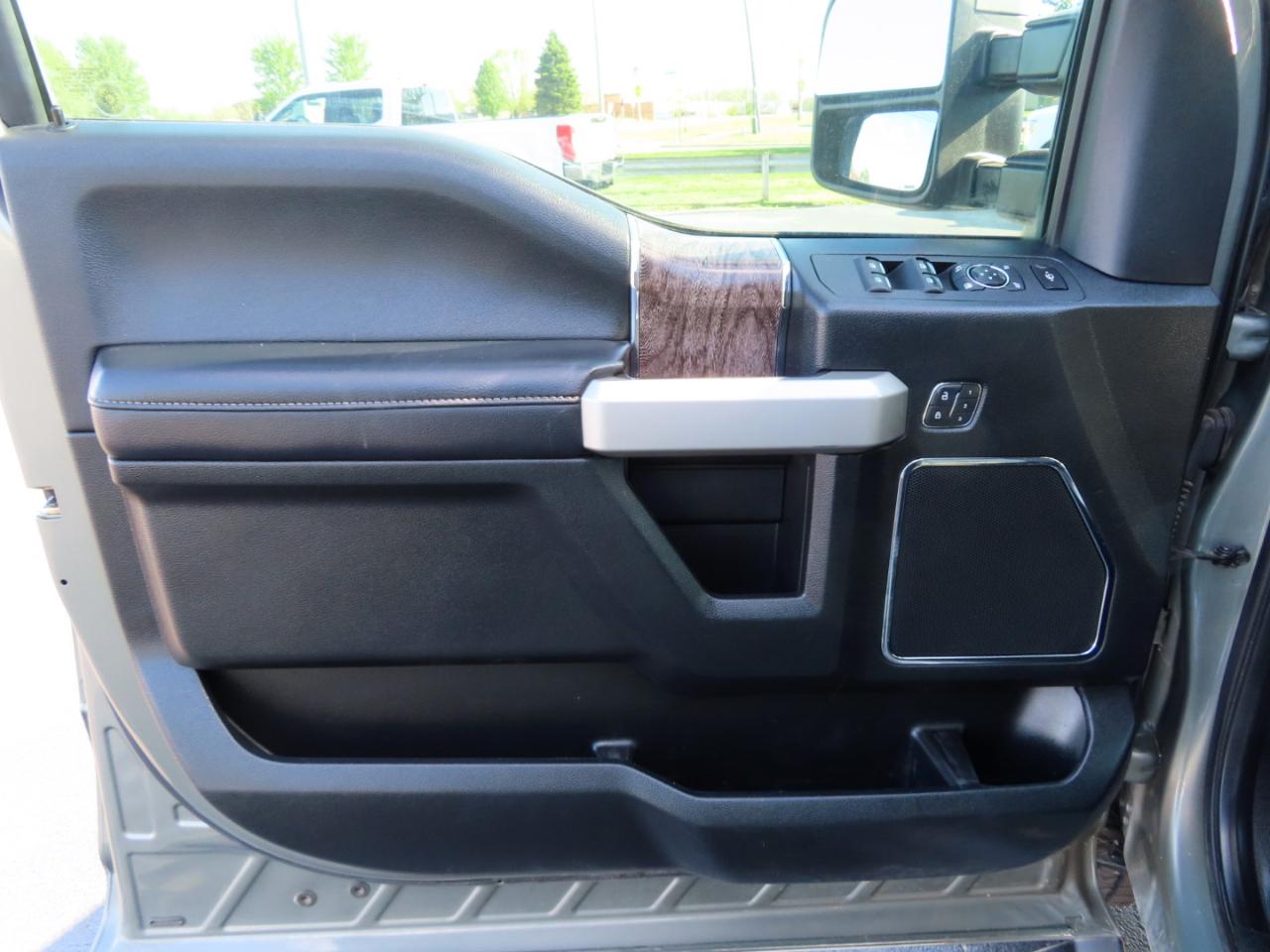 Ford Super Duty F-350 SRW Lariat 4WD Crew Cab 8' Box 2019