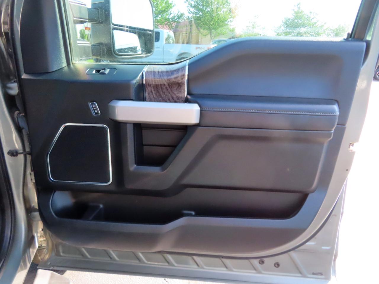 Ford Super Duty F-350 SRW Lariat 4WD Crew Cab 8' Box 2019