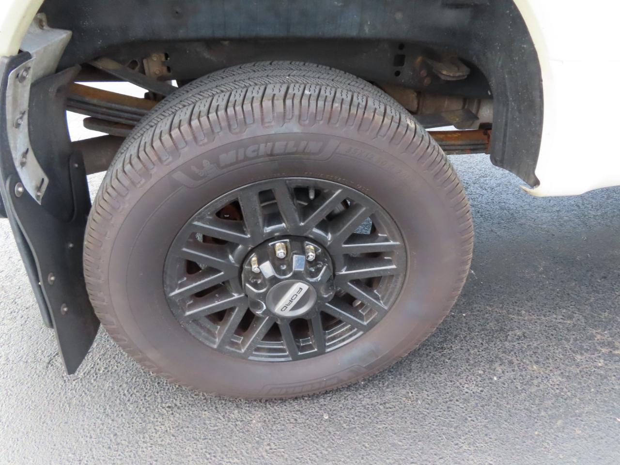 Ford Super Duty F-350 SRW Platinum 4WD Crew Cab 8' Box 2017