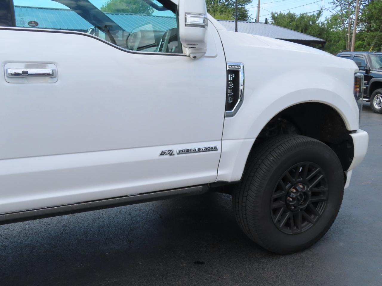 Ford Super Duty F-350 SRW Platinum 4WD Crew Cab 8' Box 2017