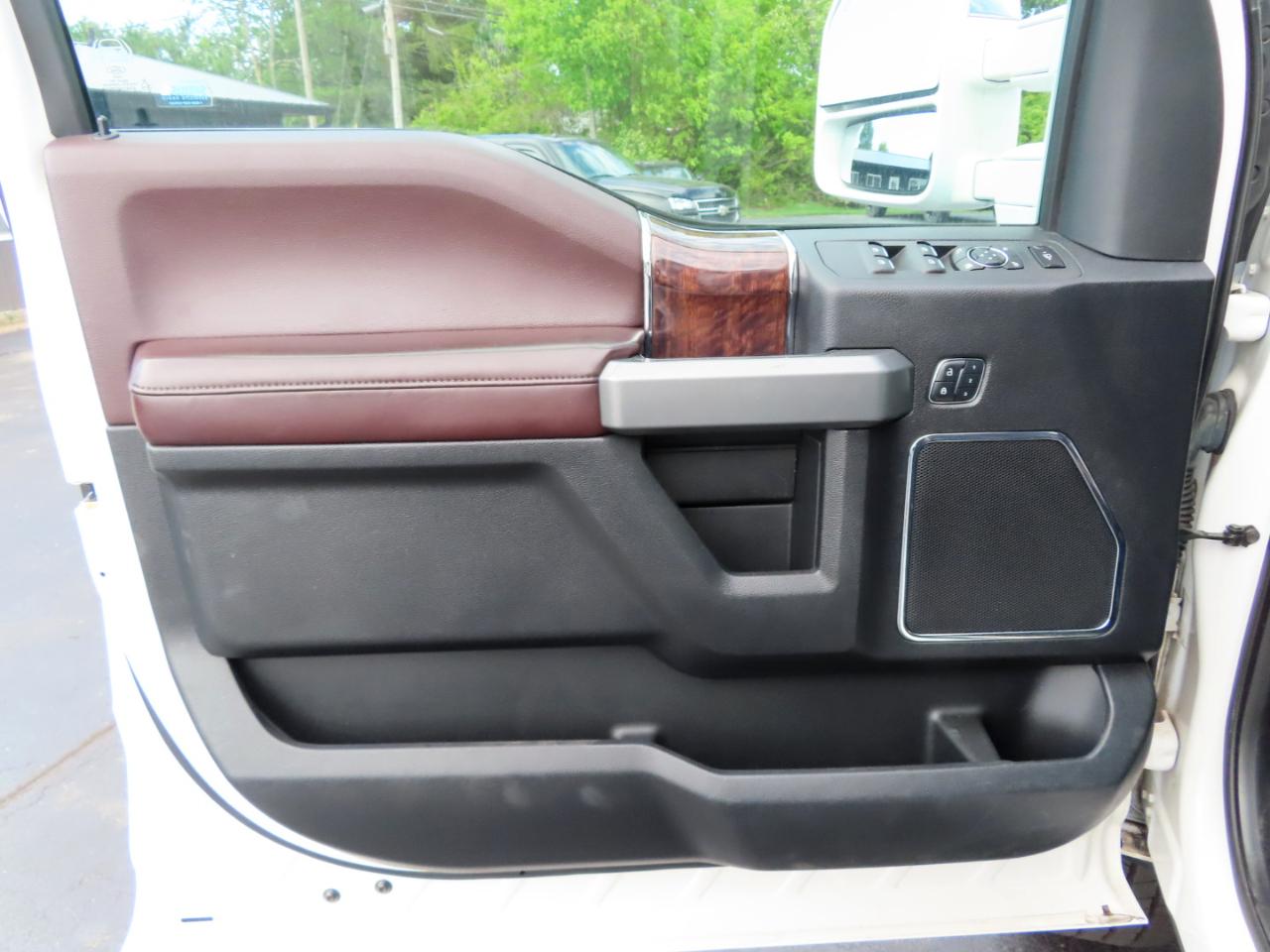 Ford Super Duty F-350 SRW Platinum 4WD Crew Cab 8' Box 2017