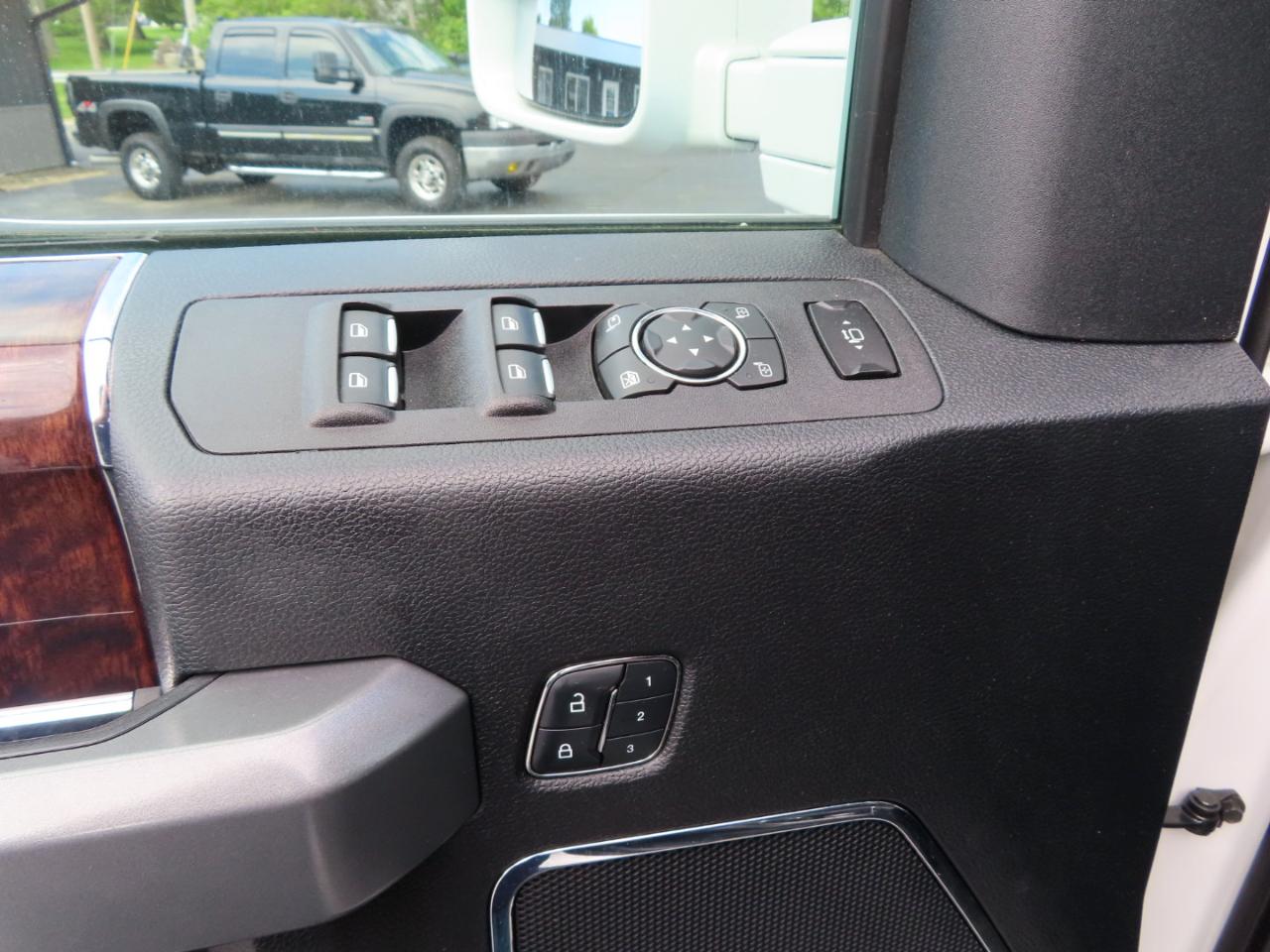 Ford Super Duty F-350 SRW Platinum 4WD Crew Cab 8' Box 2017