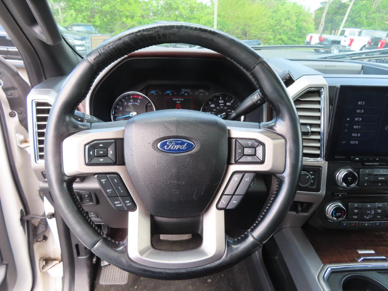 Ford Super Duty F-350 SRW Platinum 4WD Crew Cab 8' Box 2017